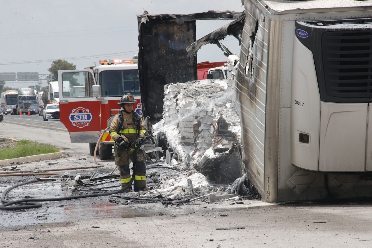 Incendio mantuvo cerrada la carretera 57
