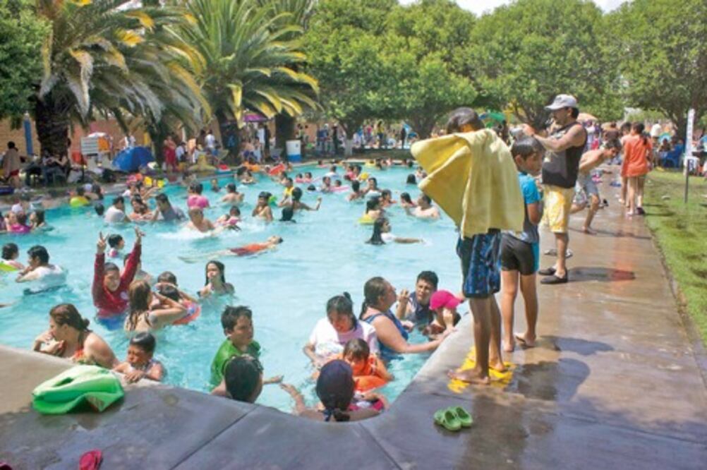 Familas se refrescan en balnearios