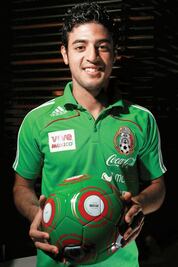 Le abren la puerta a Carlos Vela