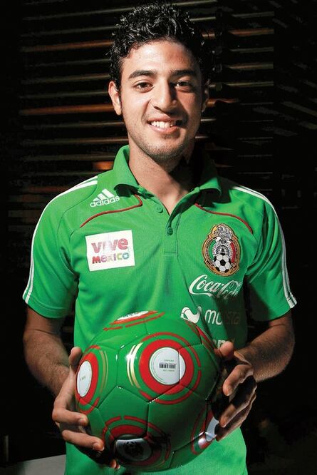 Le abren la puerta a Carlos Vela