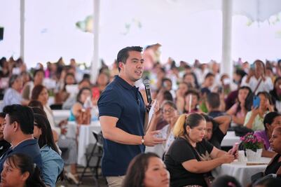 Felifer Macías celebra a madres comerciantes de FECOPSE y anuncia apoyos económicos en Tianguis Sombrerete