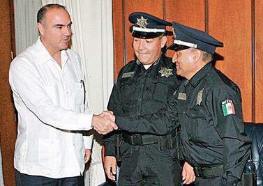 Reconoce gobernador a policías ejemplares