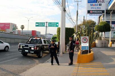 Policías vigilan gasolineras