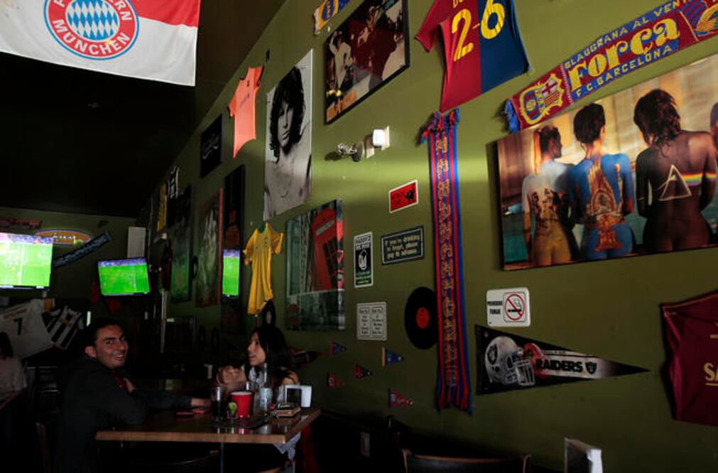 Playeras y banderines de diversos equipos de futbol soccer y americano adornan las paredes de este lugar, sin dejar de lado los retratos de estrellas de rock, transportándote a otro mundo. (Luis SÁNCHEZ. EL UNIVERSAL)