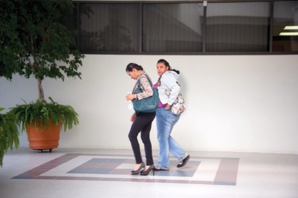 Cobaq otorga becas a madres solteras