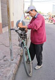  Se gana el sustento  con el filo de  cuchillos