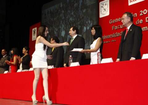 Entregan constancias a 359 alumnos 