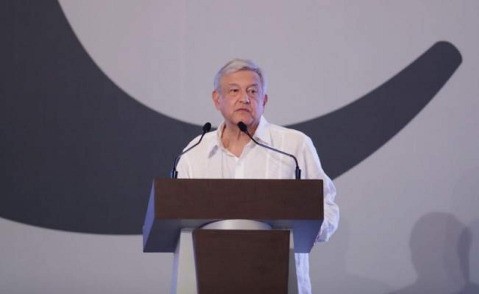 AMLO se pronuncia por un gobierno austero y con absoluto respeto hacia Banxico