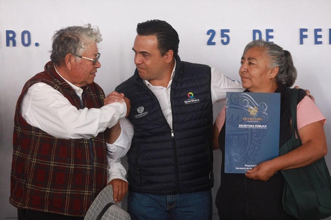 Entregan 93 escrituras a habitantes de predios irregulares