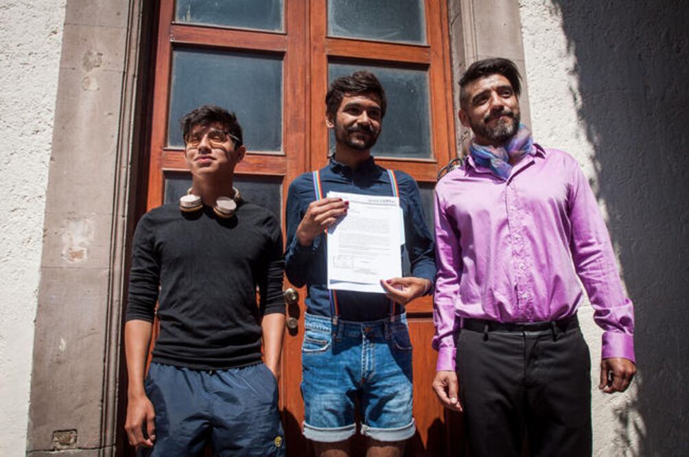 Personal de seguridad cerró las puertas a los jóvenes de la comunidad LGBT quienes querían invitar al gobernador a la marcha por el Orgullo Gay. (RICARDO LUGO. EL UNIVERSAL)