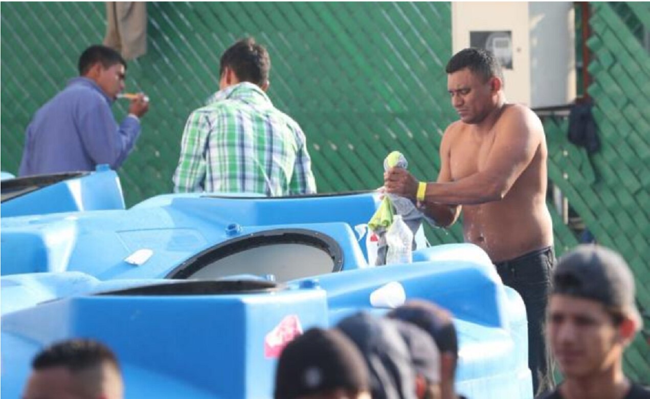 Migrantes juegan, descansan y hasta “pelean” en albergue de la CDMX