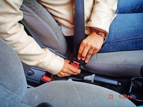 Llaman a colocarse el  cinturón  al manejar