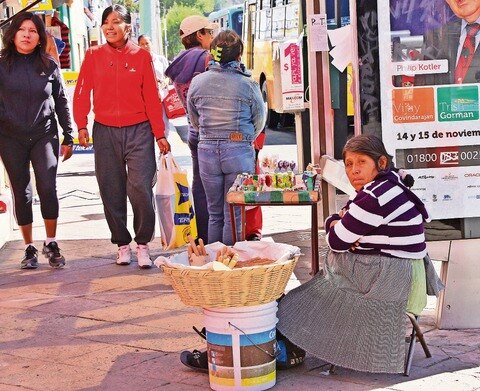 Comerciantes piden reubicar ambulantes