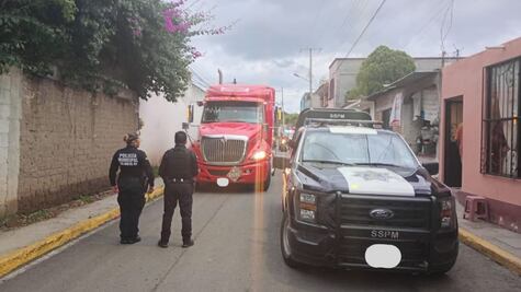 Aseguran tractocamión con huachicol, en San Juan del Río