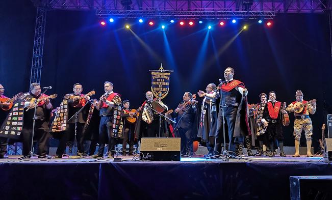 Estudiantina de la UAQ se presentó en el Zócalo