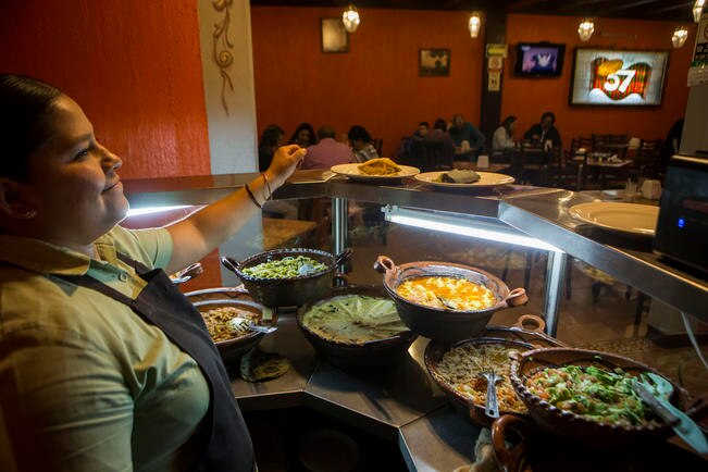 El prestigio de los “Tacos del 57” ha rebasado las fronteras del estado y tanto queretanos como turistas acuden para deleitarse con sus platillos tradicionales. (FOTOS: DEMIAN CHÁVEZ. EL UNIVERSAL)