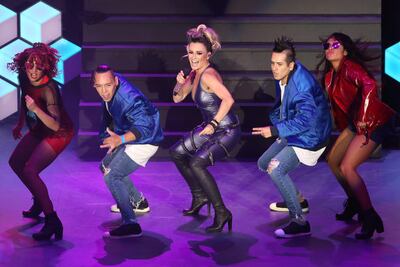 Canta, baila y calma el berrinche de su hija