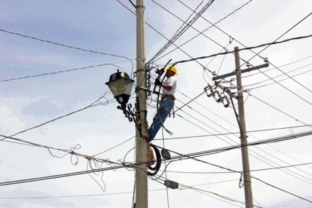 Trasnacionales ganan 80% de obra eléctrica 