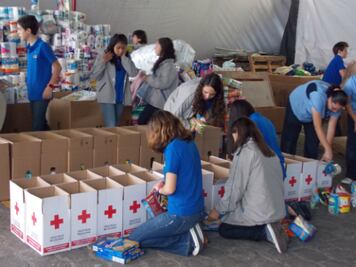 Intercambian artistas diversión por víveres