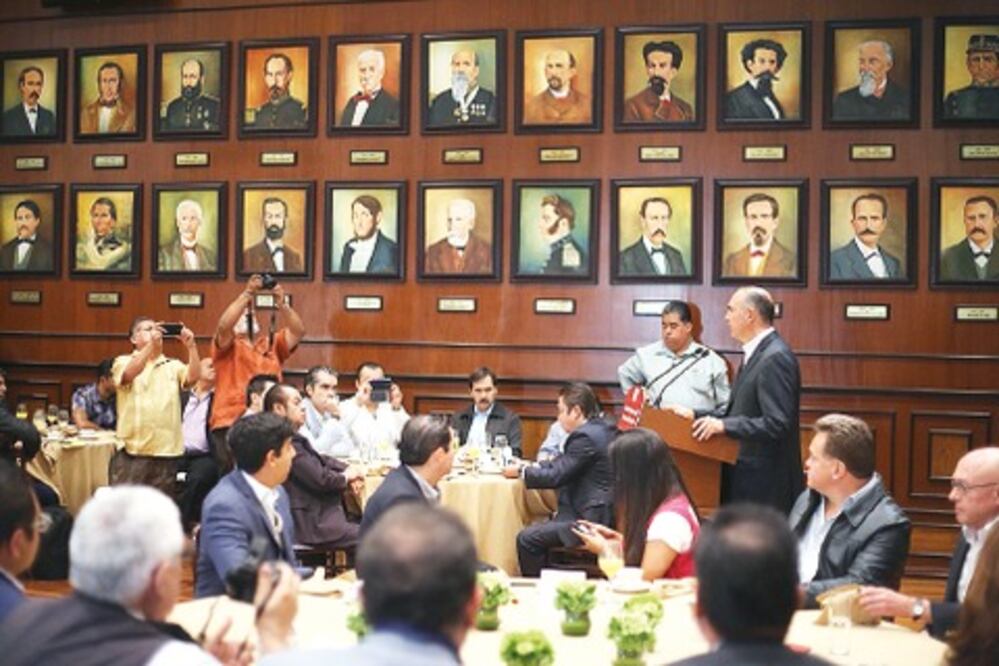 Reconoce Calzada al oficio noticioso