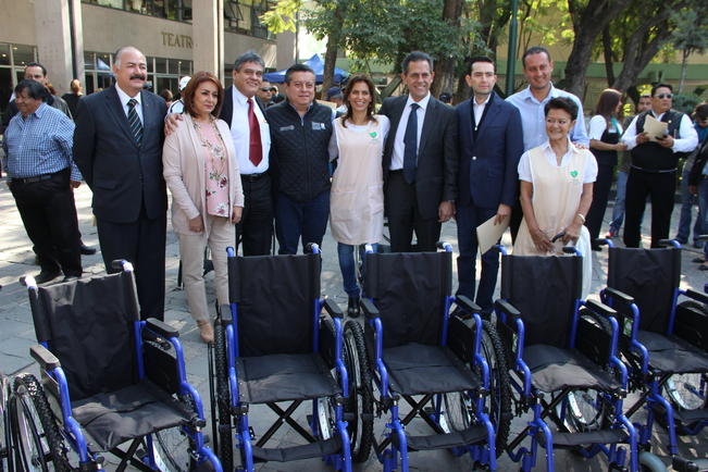 Empresarios dan sillas de ruedas al IMSS