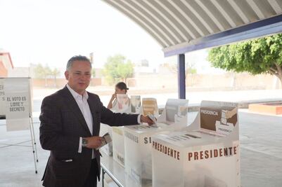 Santiago Nieto vota en San Juan del Río y denuncia acarreo de voto