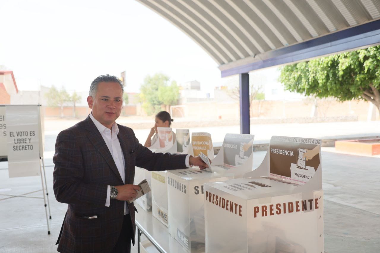 Santiago Nieto vota en San Juan del Río y denuncia acarreo de voto