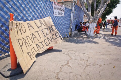 Toman instalaciones tras ser despedidos