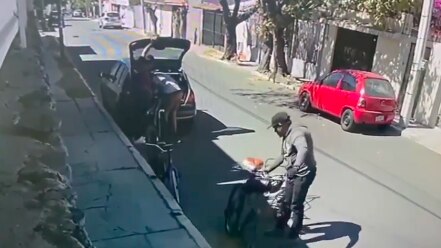 Captan video; sujetos abren auto y roban a plena luz del día en Querétaro 
