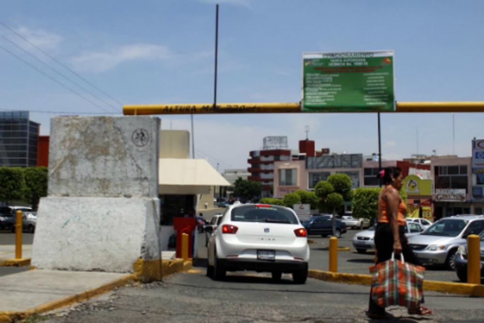 Estacionamiento viola reglamento, aseguran
