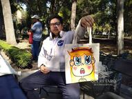 Uriel, joven con autismo, transforma su creatividad en bolsas de manta