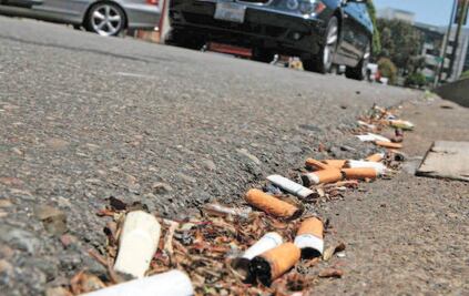 Multarán a quien arroje colillas en la vía pública