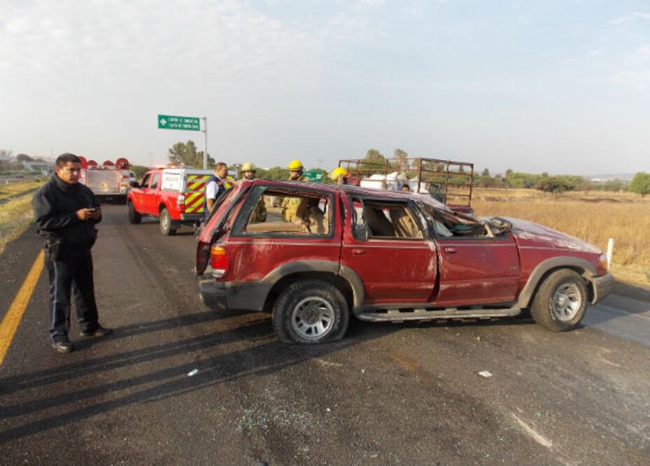 Volcadura en la carretera a SLP