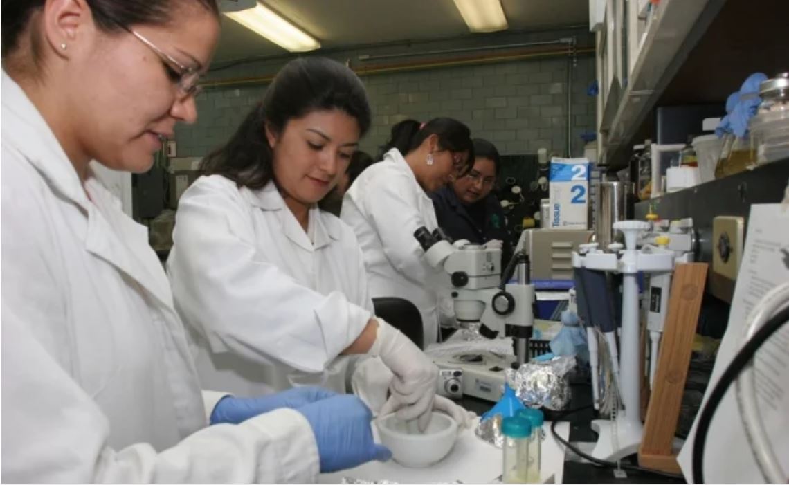 Científicos tendrán que pedir permiso a AMLO para viajar al extranjero