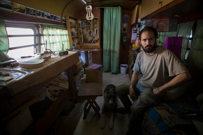 Laudería, un oficio que le da para viajar