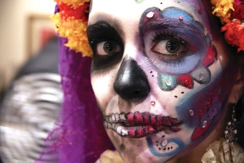 Desfilan extranjeros disfrazados