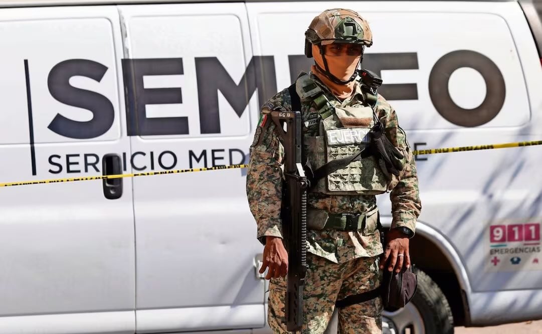 Autoridades de los tres niveles de gobierno acudieron a la plaza donde se registraron los disturbios. Foto: Valente Rosas/EL UNIVERSAL