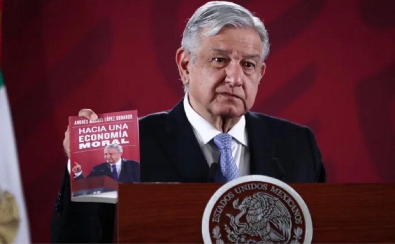 AMLO presume su libro sobre economía "moral"