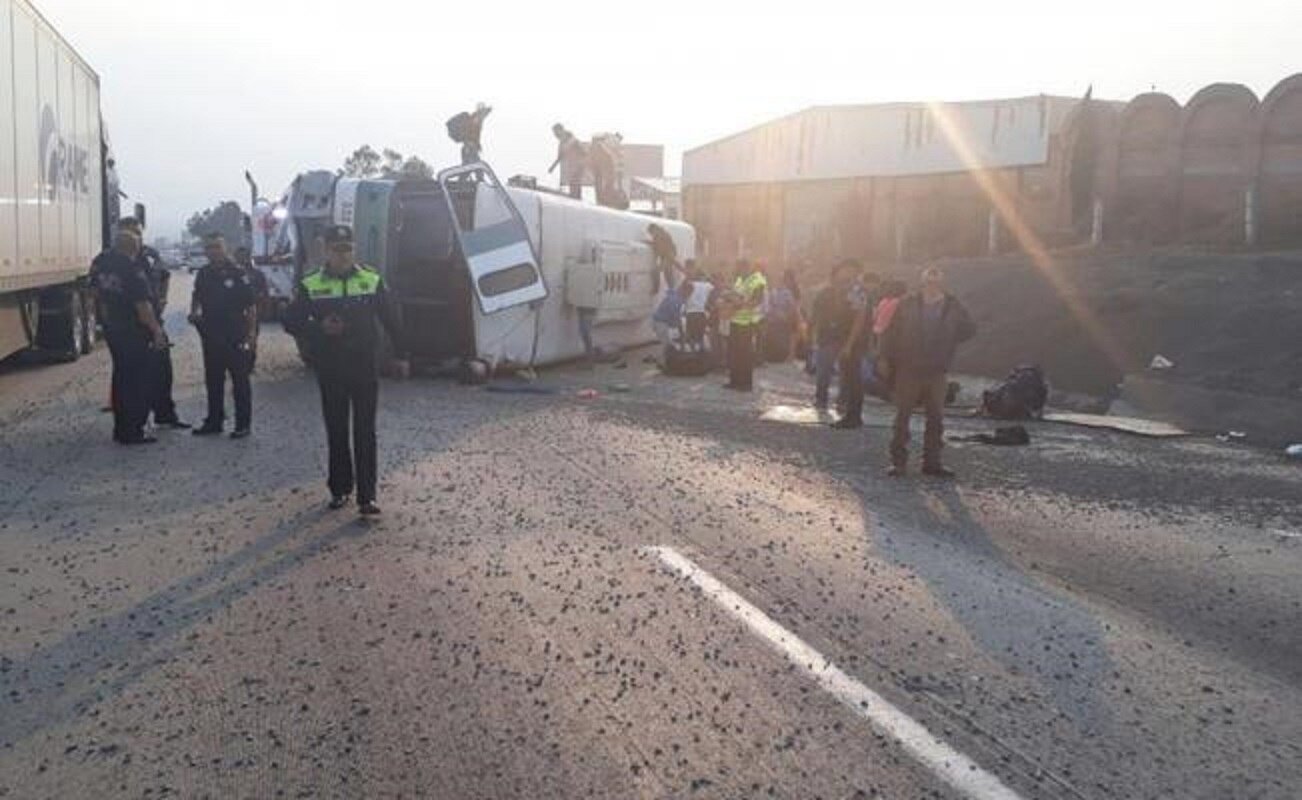 Vuelca autobús de pasajeros en autopista México-Puebla