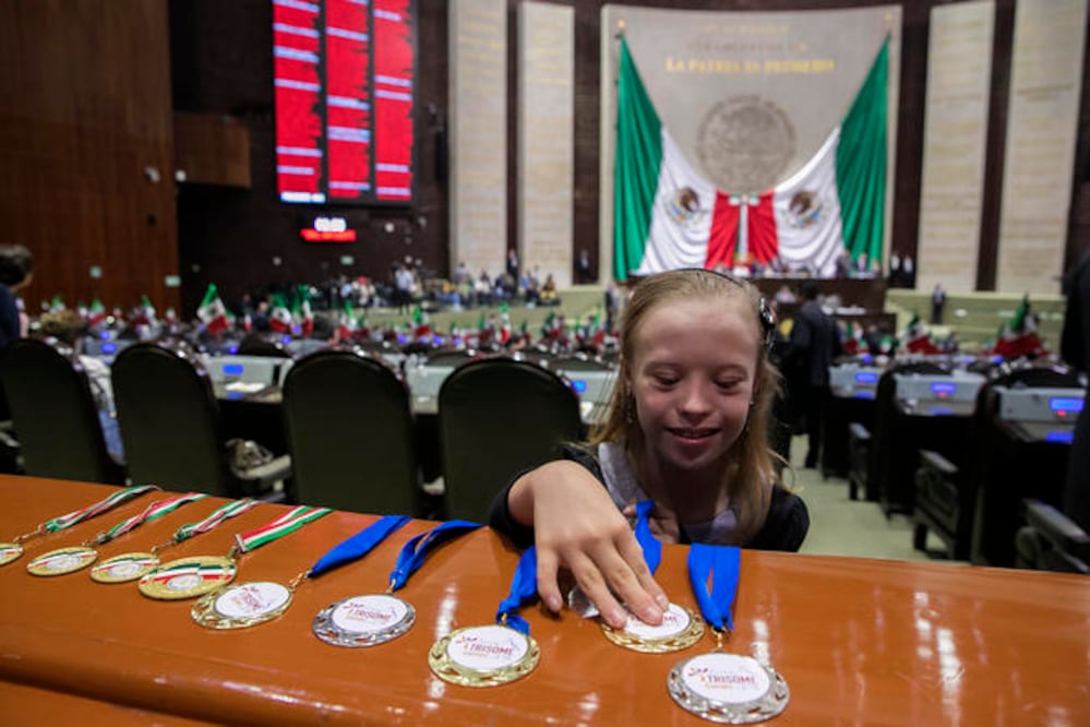 María Bárbara Wetzel mostró sus medallas a los diputados (YADÍN XOLALPA. EL UNIVERSAL)