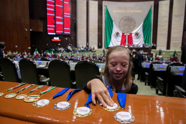 María Bárbara Wetzel mostró sus medallas a los diputados (YADÍN XOLALPA. EL UNIVERSAL)