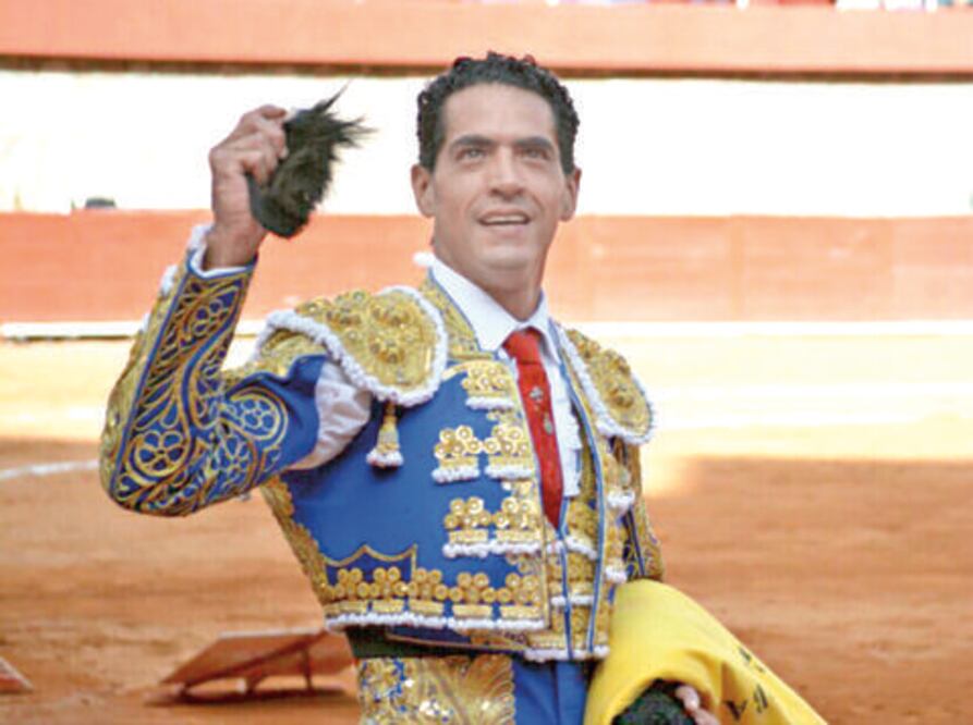 Garibay triunfa en corrida patria