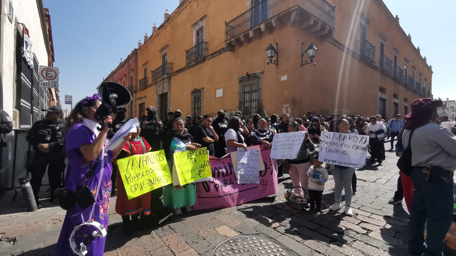 En el Centro Histórico, mujeres indígenas denuncian presuntas violaciones a sus derechos