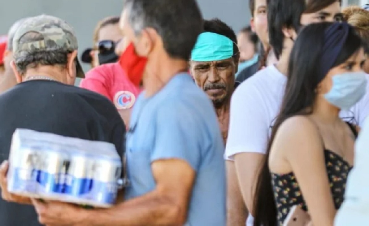 Rompen el confinamiento y salen a comprar cerveza en Sonora