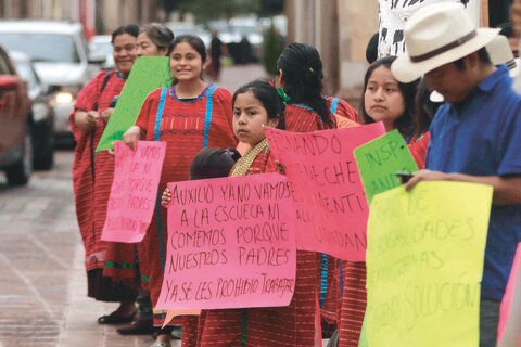 Continúan triquis con protesta por no tener sitios para vender