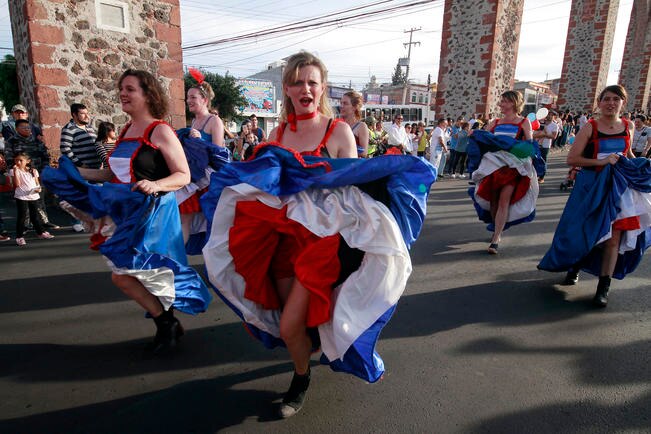 Con desfile arranca Festival de Comunidades Extranjeras