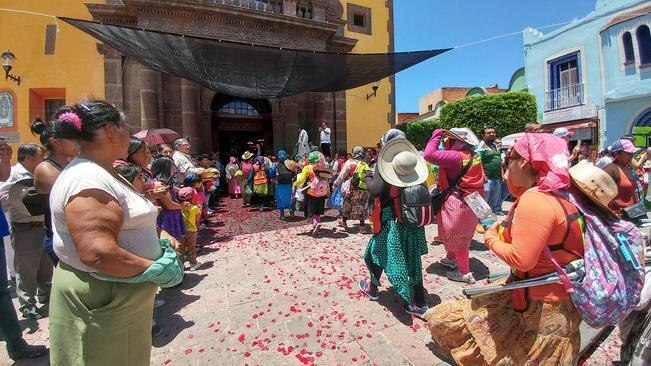 Al llegar al santuario, ubicado a un costado de la Parroquia de San Juan Bautista, algunas peregrinas no pueden contener las lágrimas, otras graban con su celular el momento y se arrodillan en el altar, agradecen llegar con bien (ALMA CÓRDOVA. EL UNIVERS)