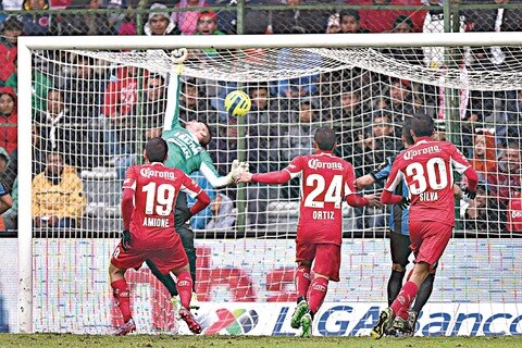 Diablos congelan a inofensivos Gallos