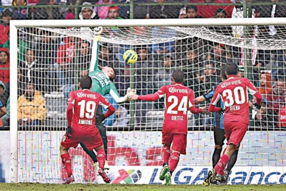 Diablos congelan a inofensivos Gallos