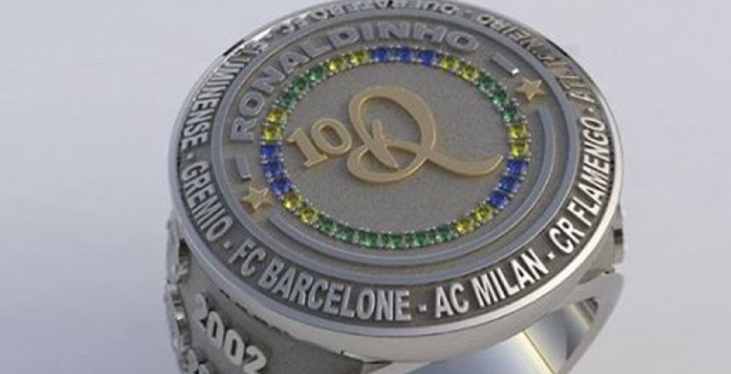 “Queratero FC”, así dice el anillo de Ronaldinho